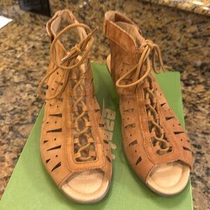 Earth wedge “Kristen” Sand Brown Soft Buck”